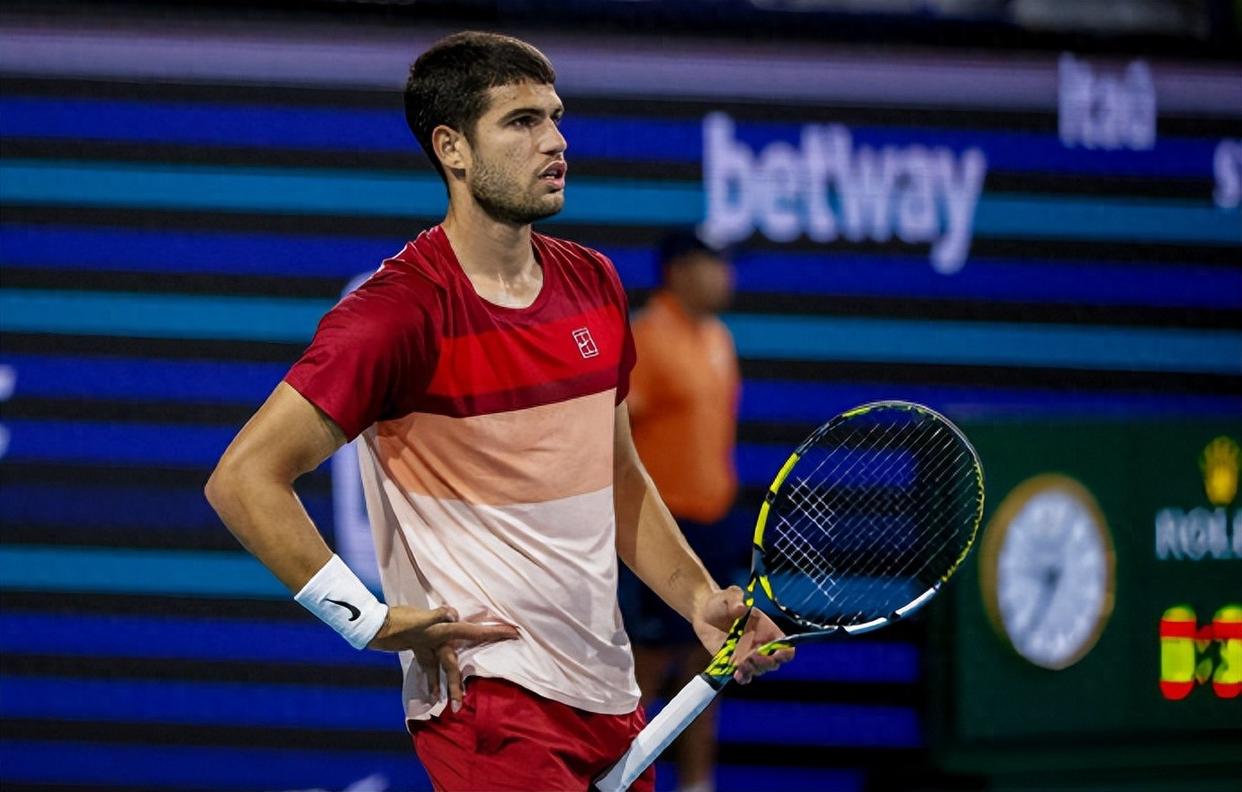 九游-德约科维奇重返赛场，爆冷首场状态出色，老鹰观众沸腾！比赛高潮迭起的简单介绍