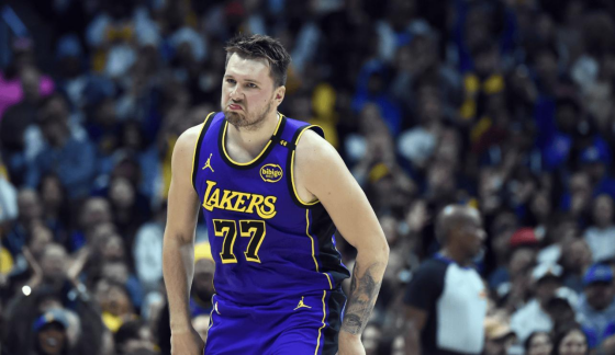 九游体育-东契奇连续十场比赛得分超过挺进下一轮，湖人挑战极限！的简单介绍