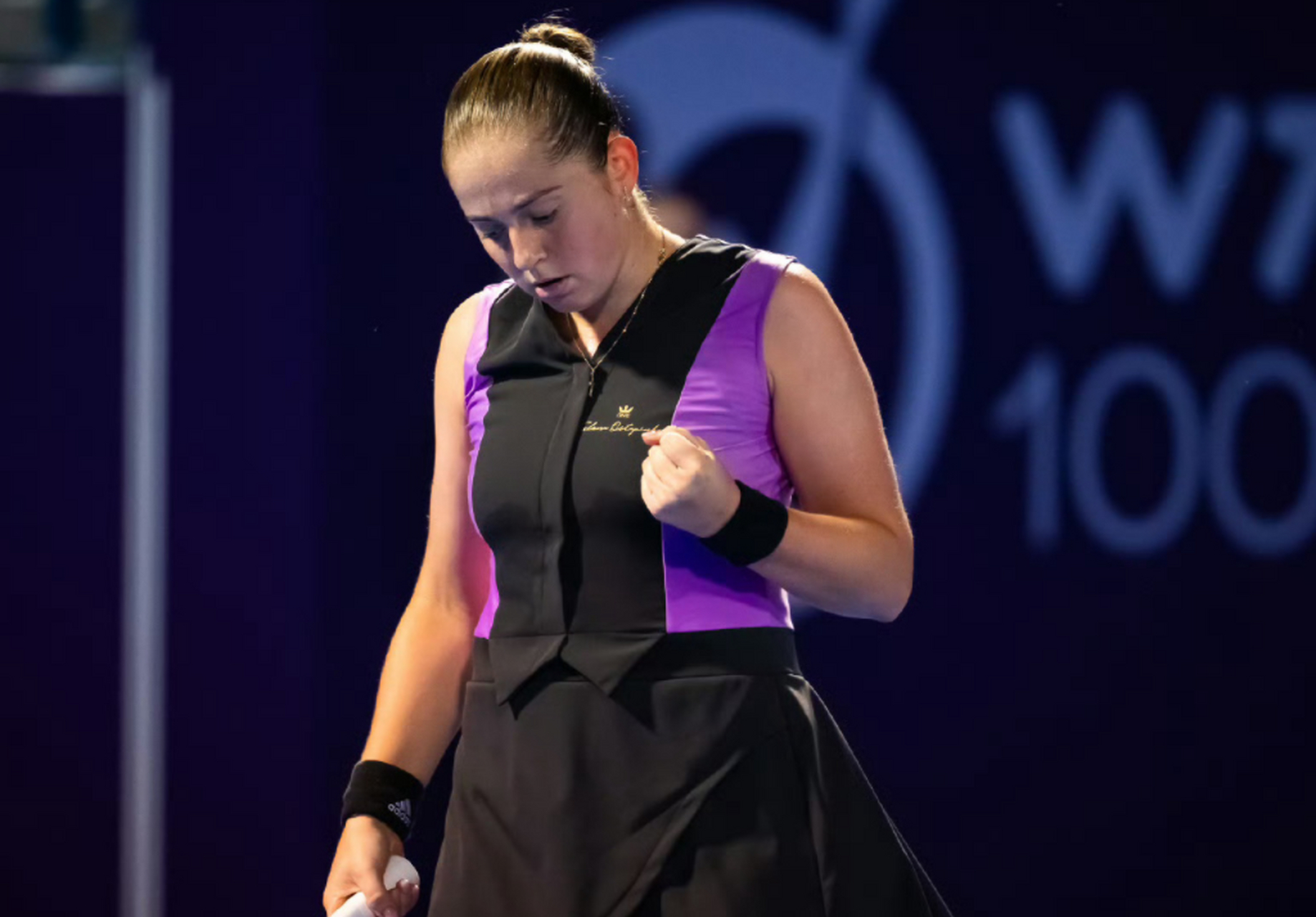 九游体育-阿扎伦卡在FPX比赛中爆冷，战术调整引发热议！的简单介绍